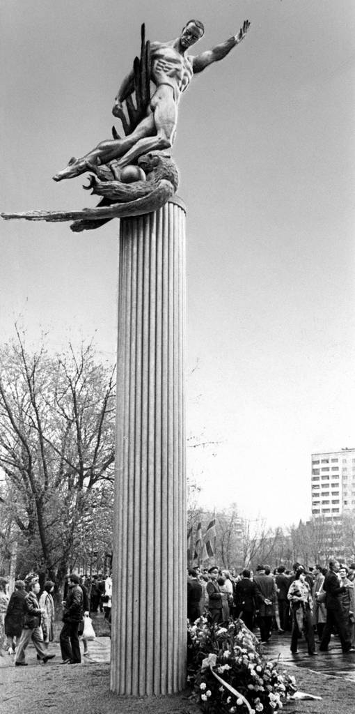 Памятник футболистам киевского 